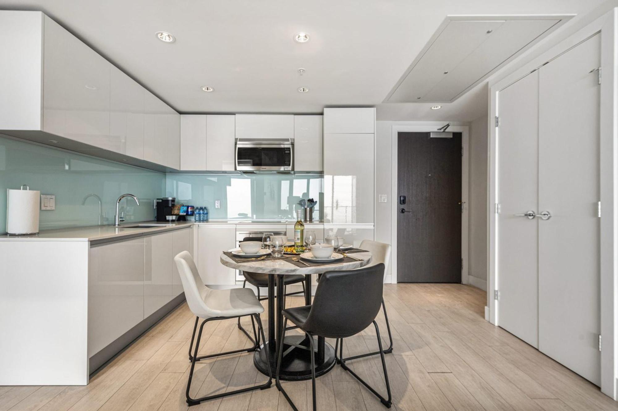 Stunning 34Th Floor Views, Prime Downtown Location - Near Stampede, Casino, Bars! Free Banff Pass, Parking, Wine! Βίλα Κάλγκαρι Εξωτερικό φωτογραφία